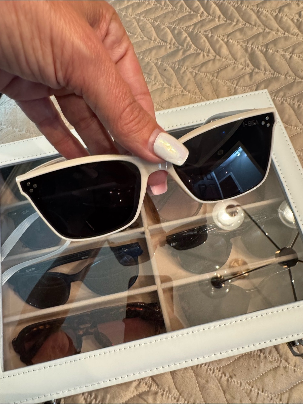Cat eye like cream sunglasses